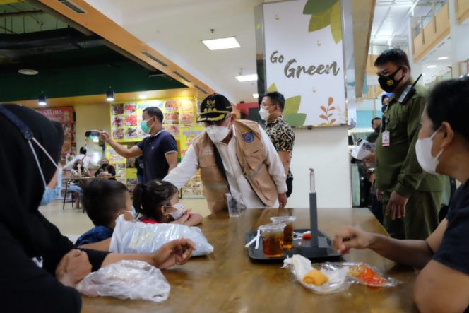 
					Wali Kota Depok Mohammad Idris bersama Satuan Tugas (Satgas) Penanganan Covid-19 Kota Depok melakukan inspeksi mendadak (sidak) penerapan protokol kesehatan di pusat perbelanjaan ITC Depok, Minggu (23/01/22). (Foto: JD 01/Diskominfo)