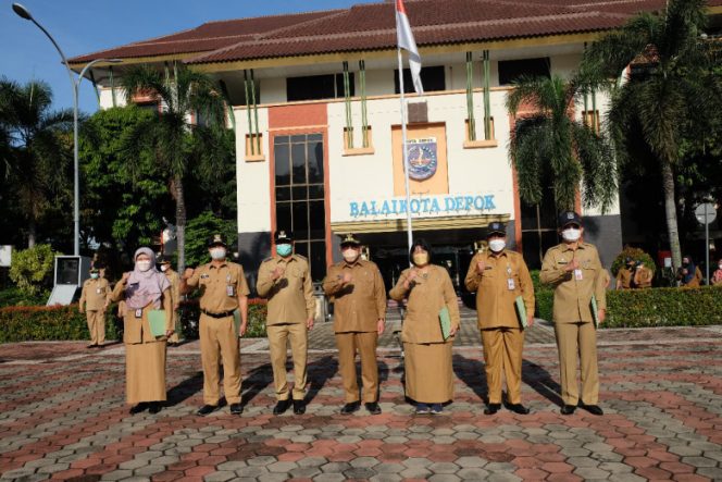 
					Wali Kota Depok, Mohammad Idris didampingi Wakil Wali Kota Depok, Imam Budi Hartono (IBH) bersama lima Kepala Perangkat Daerah yang mendapatkan penghargaan terkait serapan anggaran di lapangan Balai Kota Depok, Senin (24/01/22). (Foto : JD01/Diskominfo)