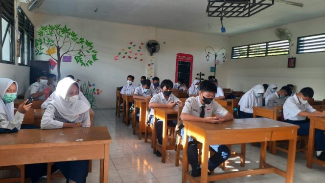 
					Suasana hari pertama PTMT 100 persen di SMPN 3 Depok, Senin (24/01/22). (Foto: Diskominfo).