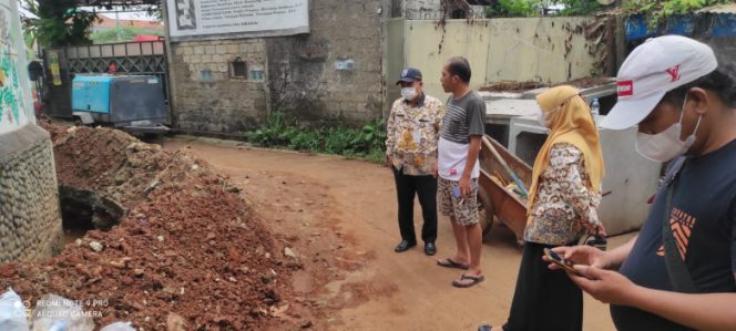 
					Aparatur Kelurahan Gandul saat memantau drainase yang sedang diperbaiki. (Foto : istimewa)