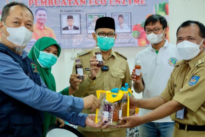 
					Wakil Wali Kota Depok, Imam Budi Hartono menghadiri pelatihan pembuatan eco enzym di Aula Kantor Kecamatan Cilodong, Senin (24/01/22). (Foto: JD 04/Diskominfo)