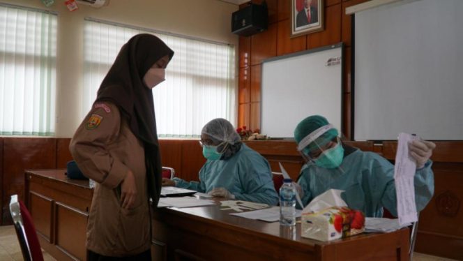 
					Pelaksanaan Swab PCR, di SMAN 1 Depok, kemarin (26/01/22). (Foto: istimewa).