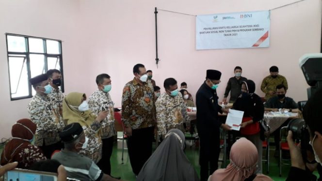 
					Wakil Wali Kota Depok Imam Budi Hartono secara simbolis membagikan KKS kepada warga di Kantor Kecamatan Cipayung, Kamis (27/01/22). (Foto: Diskominfo)