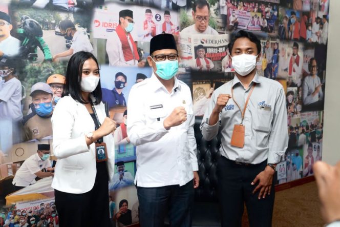 
					Wakil Wali Kota Depok, Imam Budi Hartono (IBH) (tengah) saat berfoto bersama dengan crew TV Tani, Fatih Al Banna (kanan) dan Vika Novianti  (kiri) di ruang kerja Wakil Wali Kota, Rabu (26/01/22). (Foto: istimewa)