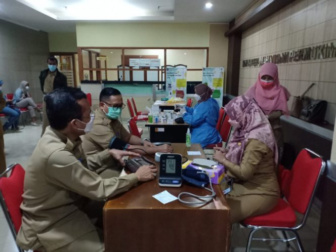 
					Aparatur Sipil Negara (ASN) Dinas Perumahan dan Permukiman Kota Depok saat menjalani pemeriksaan kesehatan, Senin (31/01/22). (Foto: JD 05/Diskominfo)