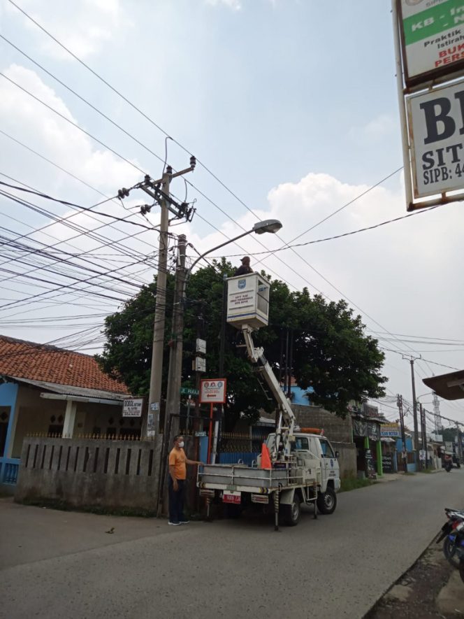 
					Personel Dinas Perhubungan (Dishub) Kota Depok sedang melakukan perawatan lampu PJU. (Foto:Istimewa)