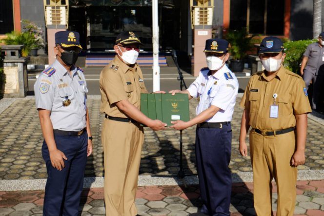 
					Wali Kota Depok, Mohammad Idris, saat menyerahkan sertifikat tanah Terminal Penumpang tipe A Jatijajar, kepada Direktur Prasarana di Badan Pengelola Transportasi Jabodetabek, Kemenhub, Jumardi, saat apel pagi, di lapangan apel Balai Kota, Senin (03/01/22). (Foto: Diskominfo)