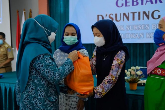 
					Ketua TP-PKK Kota Depok, Elly Farida memberikan bantuan sembako saat Gebyar Aksi Depok Sukses Bebas Stunting Mewujudkan Kota Ramah Anak (D'sunting Menara) di Aula Kantor Kecamatan Bojongsari, Selasa (04/01/22).