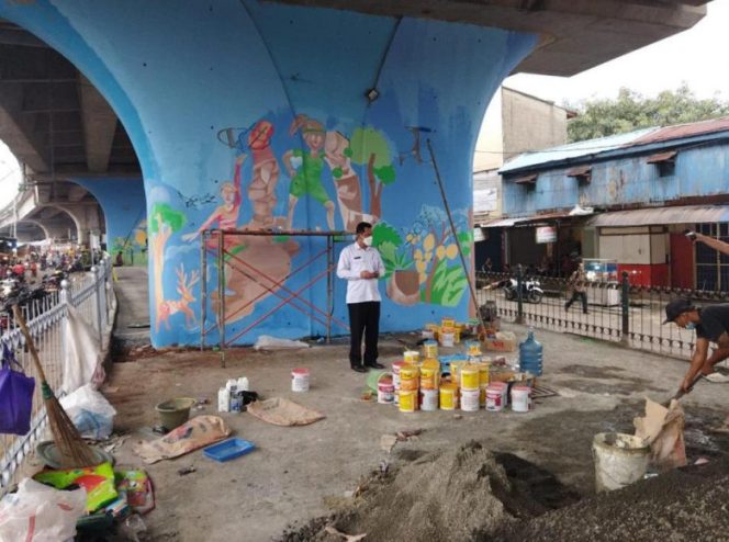 
					Kepala Disporyata Kota Depok Dadan Rustandi saat meninjau proses pembangunan fasilitas olahraga di kolong flyover ARH. (Foto: Istimewa).