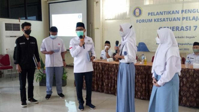 
					Wakil Wali Kota Depok, Imam Budi Hartono (IBH) berbincang dengan sejumlah pelajar pada Pelantikan Pengurus FKPD di aula Kecamatan Tapos, Rabu (05/01/21). (Foto : Diskominfo)