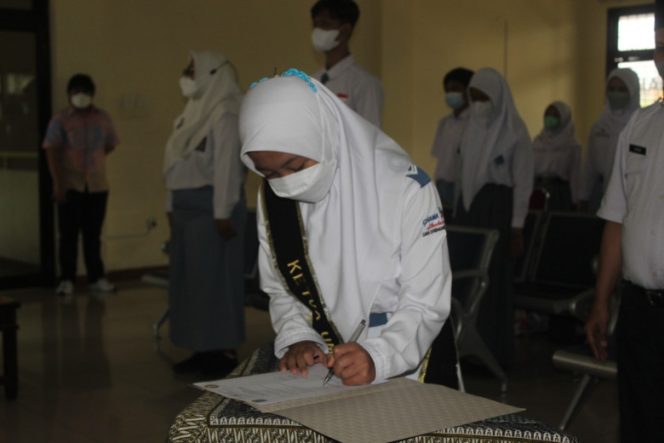 
					Ketua Forum Kesatuan Pelajar Depok (FKPD) Generasi 7, Syifa Septia Rachma menandatangani berita acara pelantikan pengurus FKPD di aula Kecamatan Tapos, Rabu (05/01/22). (Foto : Istimewa)