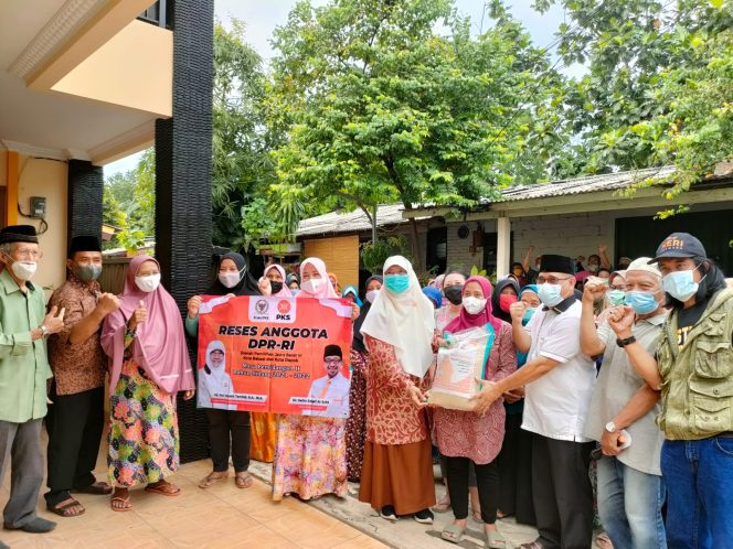 
					Reses di Bekasi, Nur Azizah Gulirkan 1.000 Paket Bansos Beras dari Kemensos