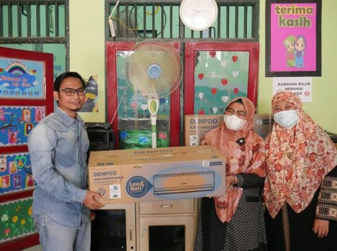 
					Aleg PKS Depok Ade Supriyatna Dukung Perbaikan TK Teratai Hijau Kelurahan Curug Dengan Satu Set AC