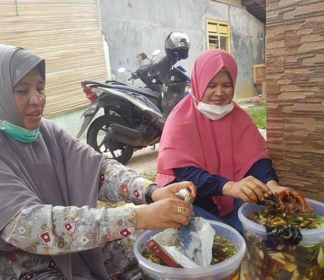 
					Tindaklanjuti Arahan Ketua DPC PKS Sawangan, UPKK DPRa Pengasinan Buat Eco Enzyme