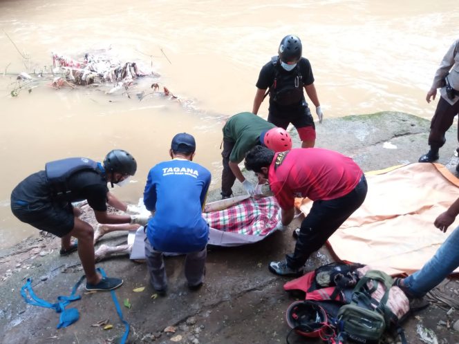 
					Geger Jasad Pria Ditemukan Mengambang di Sungai Ciliwung