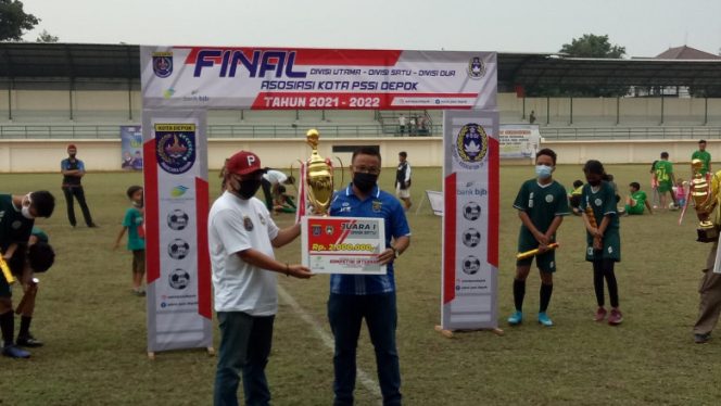 
					Penyerahan piala kepada perwakilan tim sepak bola peraih Juara 1, 2, 3 dan 4 Kompetisi Internal Divisi 1 Askot PSSI Kota Depok, Minggu (30/01/22). (Foto : Diskominfo)