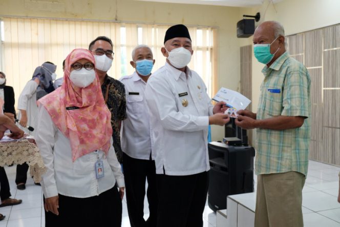 
					Wali Kota Depok Mohammad Idris saat menyerahkan secara simbolis KDS kepada warga di Kecamatan Cimanggis. (Foto: JD01/Diskominfo)