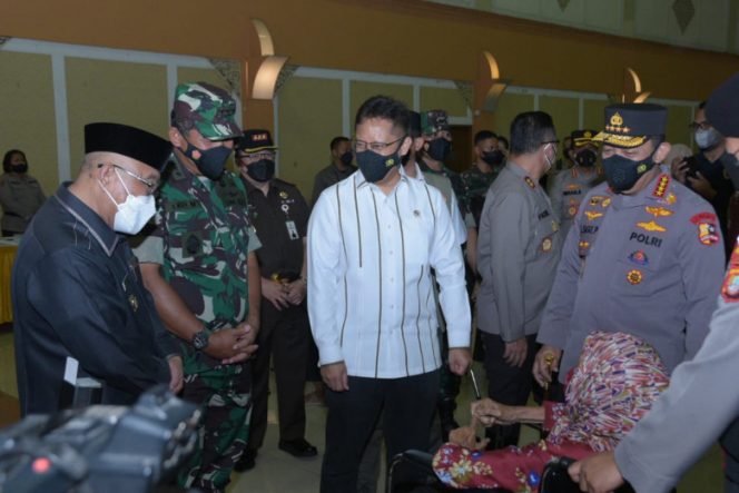 
					Menteri Kesehatan, Budi Gunardi Sadikin (tengah) saat meninjau akselerasi percepatan vaksinasi serentak se-Indonesia di Hotel Bumi Wiyata Depok, Kamis (03/02/22). (Foto: istimewa).