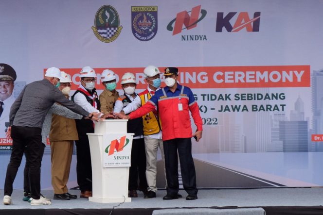 
					Wali Kota Depok, Mohammad Idris bersama Wakil Wali Kota Depok, Imam Budi Hartono mendampingi Gubernur Jawa Barat Ridwan Kamil pada kegiatan Ground Breaking Ceremony Pembangunan Simpang Tidak Sebidang di Jalan Dewi Sartika Depok, Senin (14/02/22). (Foto: JD 01/Diskominfo)