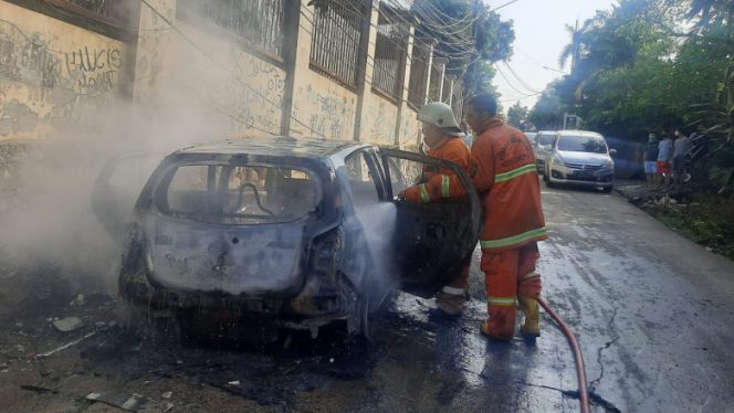 
					Petugas Damkar Depok saat menangani mobil yang terbakar di Jalan Curug, Tanah Baru, Kamis (17/02/22). (Foto : Istimewa)