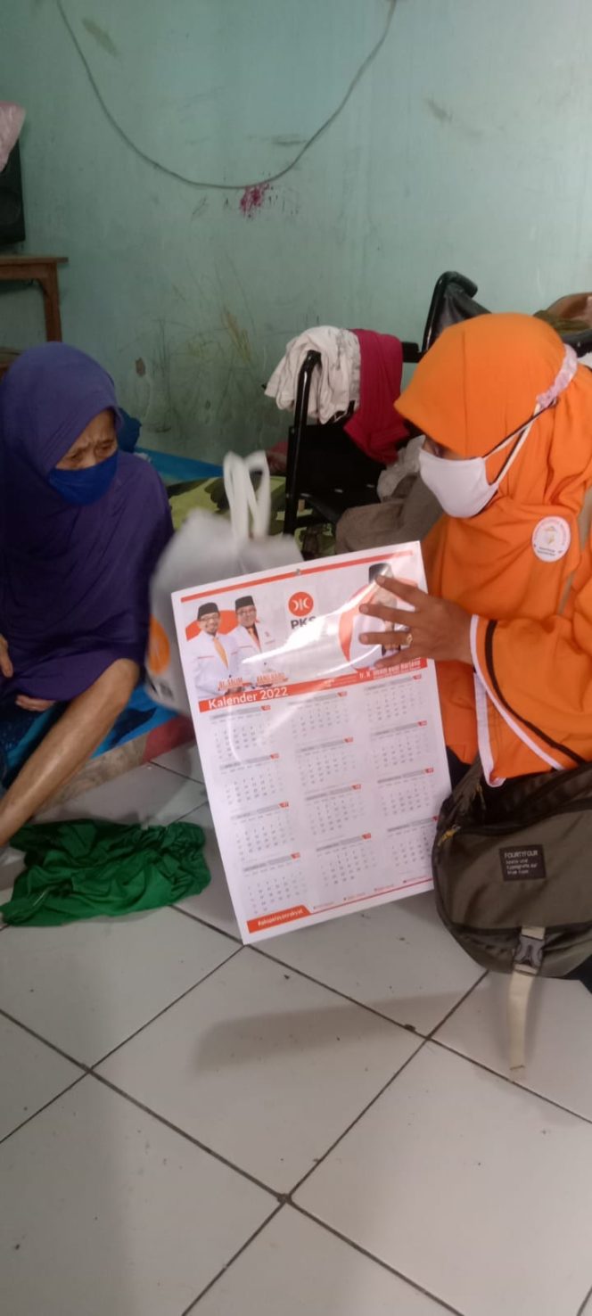 
					Masih Situasi Pandemi, PKS Berikan Bantuan Sosial kepada Warga Cimpaeun yang Sakit