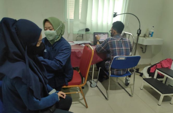 
					Petugas vaksinator sedang menyuntikkan vaksin Covid-19 kepada warga saat pelayanan vaksinasi di Gedung UPTD Puskesmas Mampang, Sabtu (05/02/22). (Foto: istimewa)