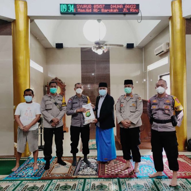 
					Polsek Sukmajaya Berbagi Sembako ke Marbot Masjid Al Barokah RW.12 Abadijaya Depok