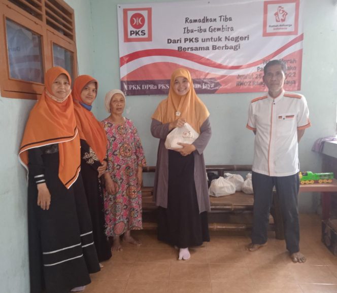 
					DPRa PKS Rangkapan Jaya Sukses Gelar Tebus Paket Murah Sembako Bagi Warga Pemilik KTA PKS