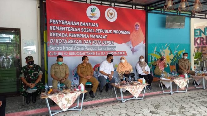 
					Nur Azizah Tamhid Salurkan Bantuan Kemensos RI Bagi Keluarga Penerima Manfaat di Bekasi