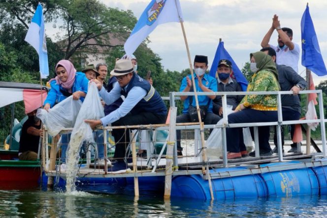 
					Pelepasan benih ikan di Situ Citayam oleh Wakil Wali Kota Depok Imam Budi Hartono dan Ketua PK KNPI Cipayung Faulia Miranda, Minggu (20/03/22). (Foto: Diskominfo).