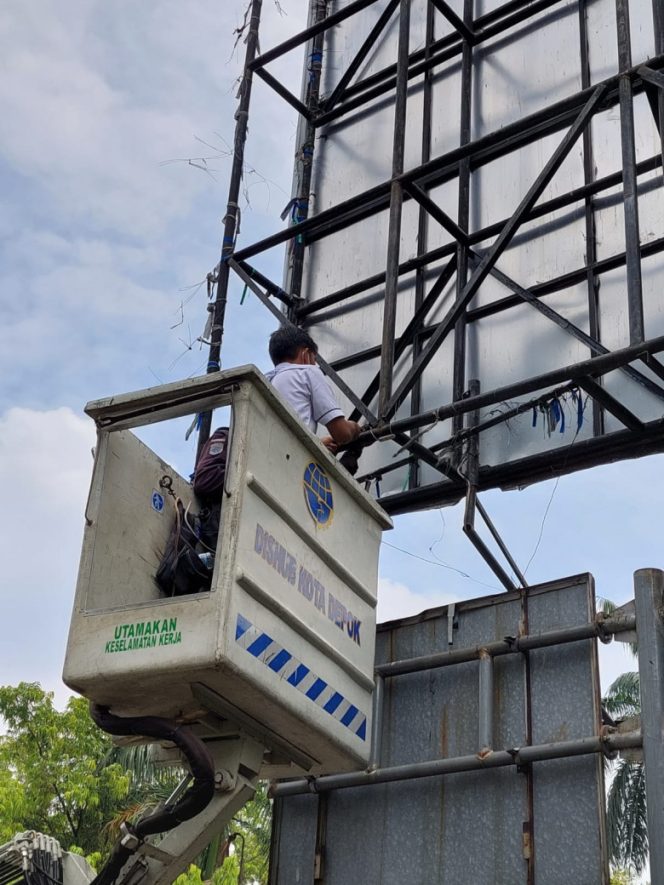 
					Pemasangan RFID pada objek pajak reklame oleh petugas BKD Kota Depok di Juanda, beberapa waktu lalu. (Foto: istimewa).