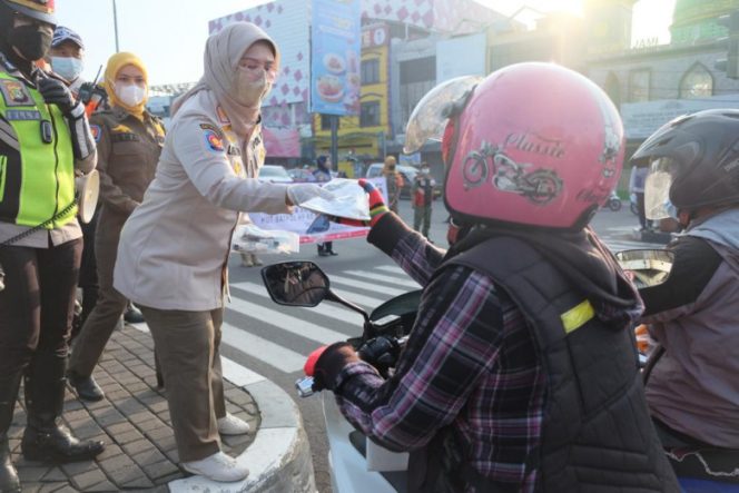 
					Kepala Satpol PP Kota Depok, Lienda Ratnanurdianny saat membagikan masker, handsanitizer, dan bunga kepada pengendara di Simpang Ramanda Jalan Margonda, Rabu (16/03/22). (Foto: JD01/Diskominfo).