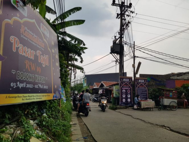 
					Suasa Pasar Takjil RW 19 'Bojong Keren' di  halaman Masjid Nurul Ikhwan. (Foto: Diskominfo)