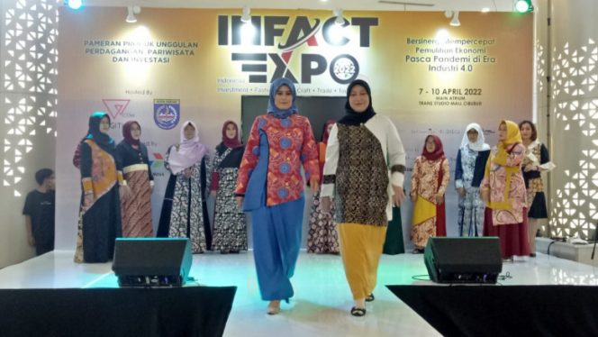 
					Fashion Show batik khas Depok pada INFACT EXPO 2022 di Main Atrium Trans Studio Mall Cibubur, Kelurahan Harjamukti, Minggu (10/04/22). (Foto : Diskominfo)