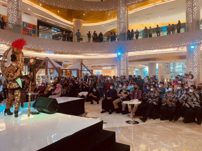 
					Fasion Show Karnaval pada penutupan INFACT (Indonesia investment, fashion, art, craft, tourism) EXPO 2022 di Main Atrium Trans Studio Mall Cibubur, Kelurahan Harjamukti, Minggu (10/04/22). (Foto : Diskominfo)