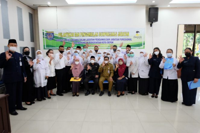 
					Wali Kota Depok, Mohammad Idris (tengah) saat berfoto bersama dengan PPPK Pemkot Depok yang baru saja dilantik, di Aula Teratai, Balai Kota, Senin (11/04/22). (Foto: Diskominfo).