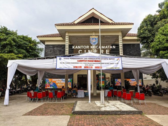 
					Suasana operasi pasar murah di kantor Kecamatan Cinere, Jumat (22//22). (Foto : Diskominfo)