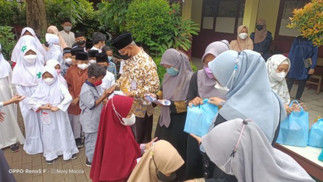 
					Kegiatan pemberian santuan kepada fakir miskin atau duafa, yatim piatu, fisabilillah dan amilin di SDN Pondok Petir 02. (Foto: Istimewa).