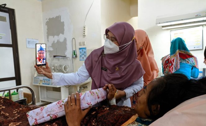 
					 Wali Kota Depok, Mohammad Idris saat menyapa warga yang melahirkan tepat di Hari Jadi ke-23 Kota Depok di UPTD Puskemas Bojongsari, melalu video call, Rabu (27/04/22). (Foto : Diskominfo). 