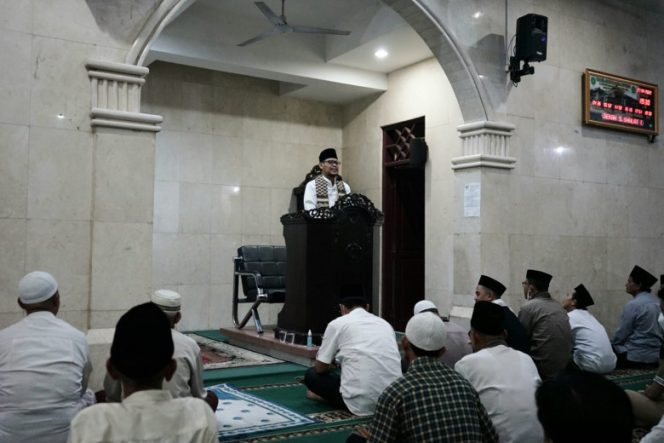 
					Wakil Wali Kota Depok, Imam Budi Hartono memberikan tausiah kepada jemaah salat tarawih Masjid Daarul Mu'minin, Kelurahan Rangkapan Jaya Baru, Kecamatan Pancoran Mas, Rabu (27/04/22). (Foto: istimewa).