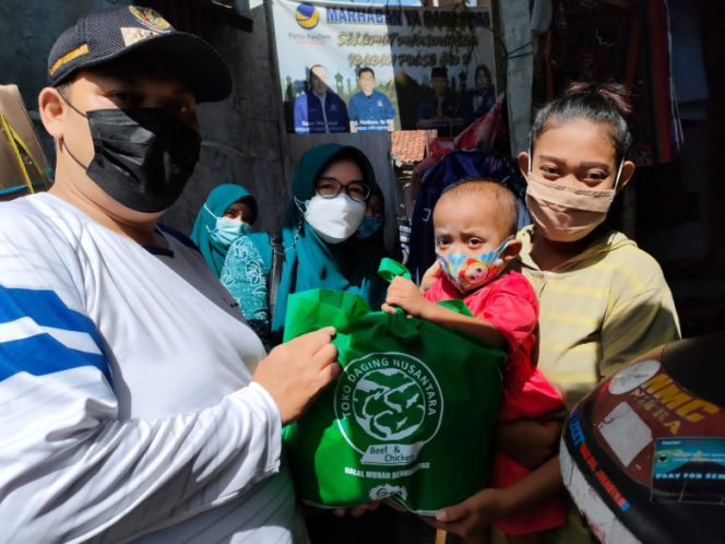 
					Lurah Curug, Raden Herdandy saat menyerahkan bantuan sembako kepada balita stunting. (Foto: Istimewa)