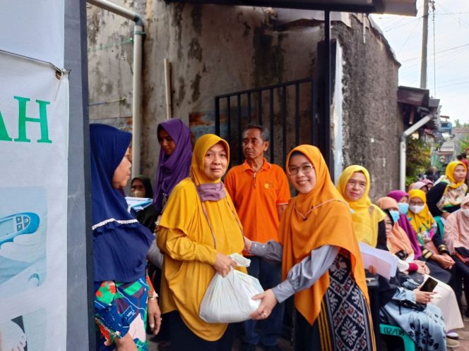 
					Peduli Terhadap Sesama, Iin Nur Fatinah Hadiri Santunan Yatim dan Dhuafa di MT Assakinah