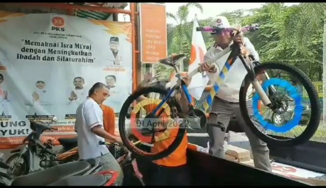 
					Beruntung, Anggota PKS Cimanggis Ini Dapat Doorprize Sepeda Pada Acara Rakerda