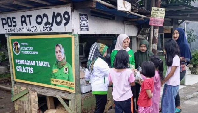 
					Semarak Ramadhan, Anggota DPRD Kota Depok, Hj Qonita Lutfiyah Bagian Ribuan Takjil