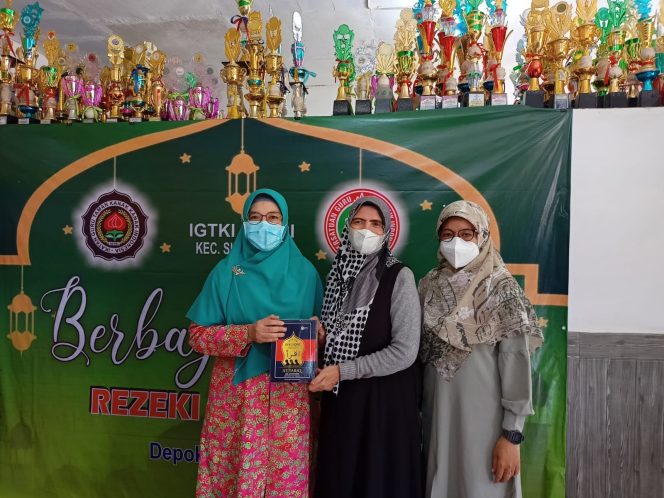 
					Anggota DPRD Jabar FPKS Iin Nur Fatinah Berikan Sumbangan Iqro Kepada Seluruh TK di Sukmajaya