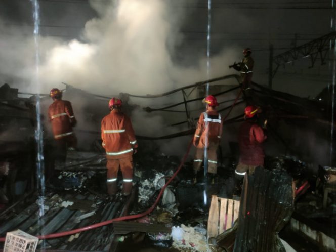 
					Personel Damkar melakukan pemadaman api di Lapak Pasar Kemiri, Kecamatan Beji, Senin (02/05/22). (Foto: istimewa).