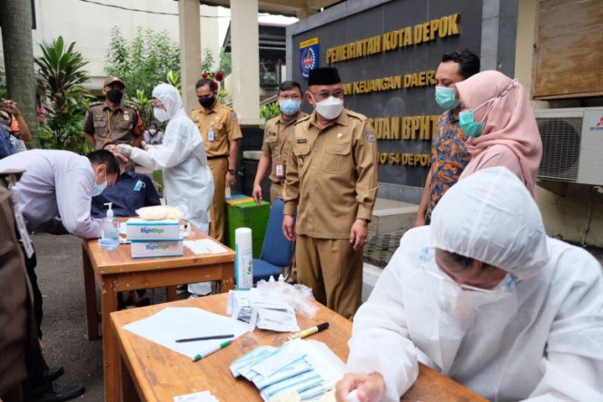 
					Wali Kota Depok, Mohammad Idris (tengah) saat meninjau pelaksanaan Swab Antigen di area Balai Kota, Senin (09/05/22). (Foto: Diskominfo). 