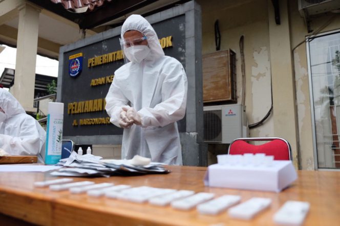 
					Petugas kesehatan usai melakukan pemeriksaan swab antigen kepada ASN dan Non-ASN. (Foto: JD01/Diskominfo)

