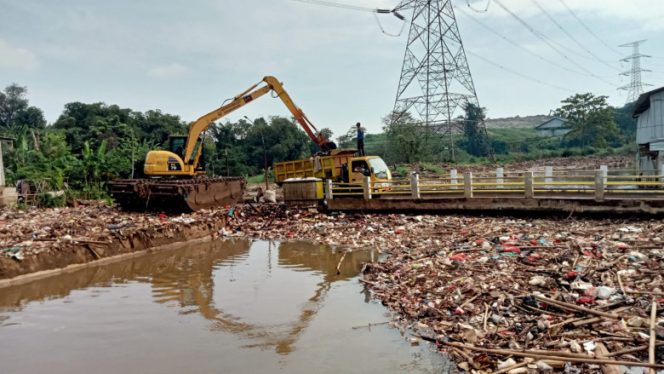 
					Satgas Dinas PUPR Kota Depok saat melakukan pengangkatan sampah di Kali Pesanggrahan, Kelurahan Pasir Putih, Kecamatan Sawangan, Rabu (11/05/22). (Foto: istimewa).