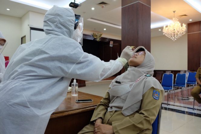 
					Pemeriksaan swab antigen bagi pegawai di lingkungan Pemerintah Kota Depok. (Foto:JD01)